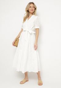 Born2be - Biała Bawełniana Sukienka Ażurowa o Koszulowym Kroju z Paskiem Divione. Okazja: na co dzień, na spacer. Kolor: biały. Materiał: bawełna. Wzór: ażurowy. Typ sukienki: koszulowe. Styl: klasyczny, casual, elegancki #2