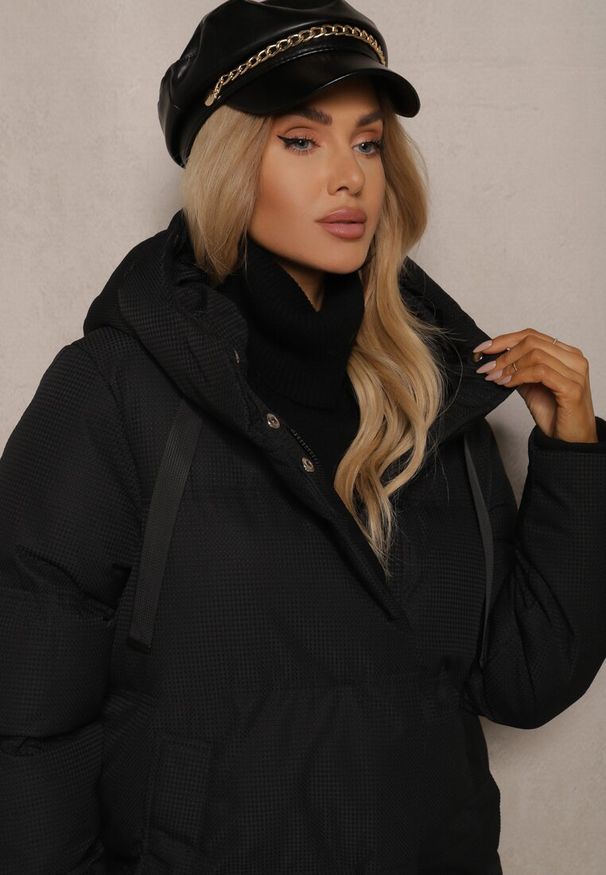 Renee - Czarna Kurtka Basic Pikowana z Nieodpinanym Kapturem Vertirya. Okazja: na co dzień. Kolor: czarny. Materiał: jeans, dzianina. Styl: elegancki, casual