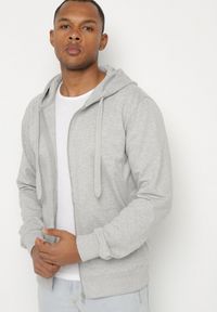 Born2be - Jasnoszara Bluza z Bawełną Kapturem i Sznurkami Asallin. Okazja: na co dzień. Typ kołnierza: kaptur. Kolor: szary. Materiał: bawełna. Styl: casual, klasyczny #5