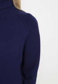 Born2be - Granatowy Klasyczny Golf z Dodatkiem Kaszmiru Zoirmosa. Okazja: na co dzień, do pracy, na spotkanie biznesowe. Typ kołnierza: golf. Kolor: niebieski. Materiał: kaszmir. Długość rękawa: długi rękaw. Długość: długie. Styl: klasyczny #4