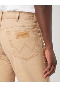 Wrangler - WRANGLER TEXAS MĘSKIE SPODNIE MATERIAŁOWE TIGERS EYE W121DRC20 112337508. Materiał: materiał