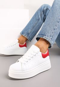 Renee - Biało-Czerwone Sneakersy przed Kostkę na Grubej Podeszwie Arionn. Wysokość cholewki: przed kostkę. Kolor: biały. Materiał: jeans #1