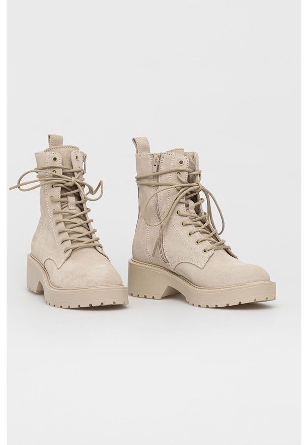 Steve Madden Workery zamszowe damskie kolor kremowy na płaskim obcasie. Nosek buta: okrągły. Kolor: beżowy. Materiał: zamsz. Obcas: na obcasie. Wysokość obcasa: niski