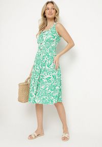 Born2be - Zielona Bawełniana Sukienka Rozkloszowana Ozdobiona Guzikami Lisavena. Okazja: na co dzień. Kolor: zielony. Materiał: bawełna. Wzór: aplikacja. Typ sukienki: rozkloszowane. Styl: casual, elegancki #3