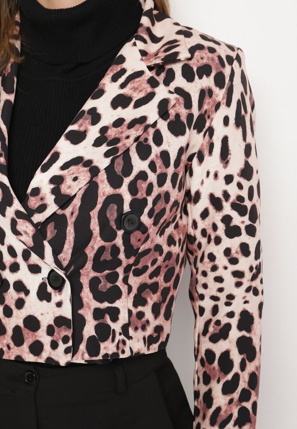 Born2be - Brązowa Dwurzędowa Marynarka o Krótkim Kroju w Panterkę Etalenea. Okazja: na co dzień. Kolor: brązowy. Materiał: jeans. Długość: krótkie. Wzór: motyw zwierzęcy. Styl: casual, klasyczny, elegancki