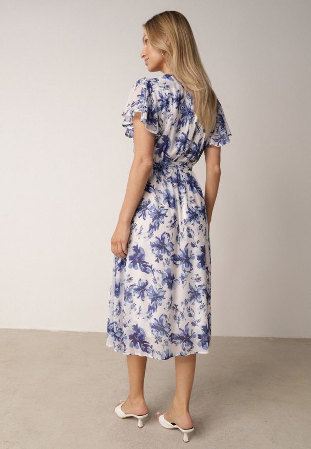 Born2be - Niebieska Kopertowa Sukienka w Kwiaty z Wiązanym Paskiem i Brokatem Hilingea. Okazja: do pracy, na co dzień, na imprezę. Kolor: niebieski. Wzór: kwiaty. Typ sukienki: kopertowe. Styl: elegancki, casual. Długość: midi