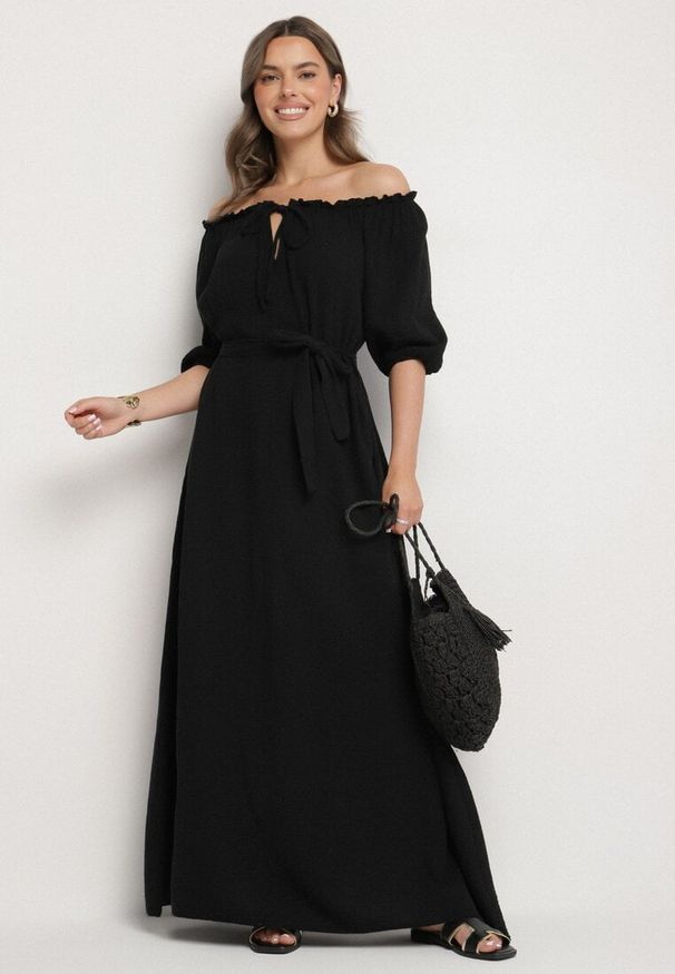 Born2be - Czarna Trapezowa Muślinowa Sukienka z Bawełny z Paskiem i Gumką w Talii Vimarinn. Okazja: na co dzień. Typ kołnierza: dekolt hiszpanka. Kolor: czarny. Materiał: bawełna. Typ sukienki: trapezowe. Styl: casual