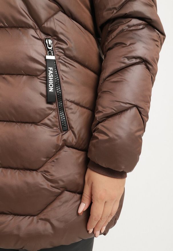 Born2be - Brązowa Kurtka z Pikowanymi Przeszyciami i Odpinanym Futerkiem przy Kapturze Vensie. Okazja: na co dzień. Kolekcja: plus size. Kolor: brązowy. Materiał: futro. Styl: klasyczny, elegancki, casual