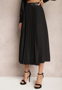Renee - Czarna Plisowana Spódnica Midi z Ozdobną Klamerką o Rozkloszowanym Kroju Galeasa. Okazja: na co dzień, na imprezę. Kolor: czarny. Styl: casual #5