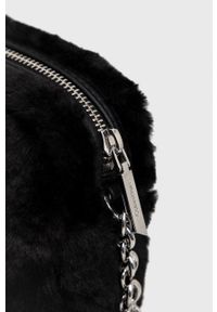 Calvin Klein Torebka kolor czarny. Kolor: czarny. Wzór: aplikacja. Dodatki: z aplikacjami. Rodzaj torebki: na ramię #4