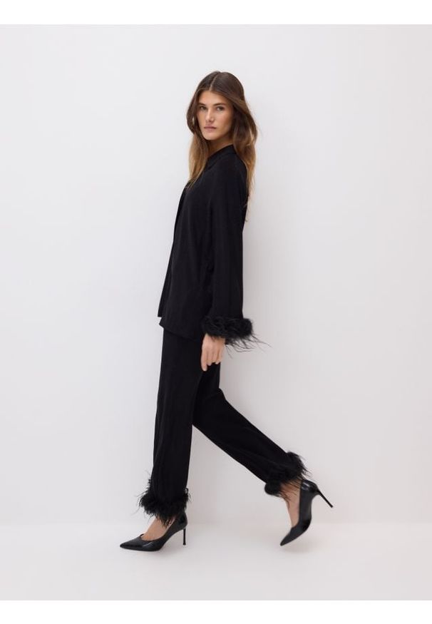 Reserved - Spodnie z piórami - czarny. Kolor: czarny. Materiał: dzianina. Wzór: gładki