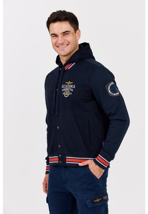 Aeronautica Militare - AERONAUTICA MILITARE Granatowa męska kurtka bomberka Accademia. Kolor: niebieski. Materiał: materiał, bawełna, elastan. Styl: klasyczny