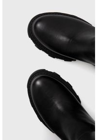 Chiara Ferragni Kozaki skórzane damskie kolor czarny na platformie. Nosek buta: okrągły. Kolor: czarny. Materiał: skóra. Szerokość cholewki: normalna. Obcas: na platformie