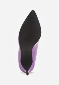 Renee - Fioletowe Szpilki Vices w Klasycznym Stylu Naolita. Kolor: fioletowy. Wzór: gładki, aplikacja. Obcas: na szpilce. Styl: klasyczny #9