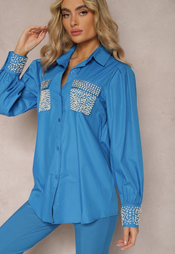 Renee - Niebieska Koszula z Biżuteryjnymi Cyrkoniami i Perełkami Quezia. Kolor: niebieski. Wzór: aplikacja