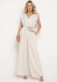 Born2be - Beżowy Wiązany Kombinezon z Prostymi Nogawkami i Wiskozą oraz Kwiatową Aplikacją Dimenna. Kolor: beżowy. Materiał: wiskoza. Wzór: aplikacja, kwiaty. Styl: elegancki #1