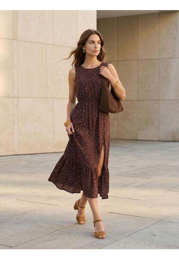 Sinsay - Wiskozowa sukienka midi w kropki z falbanką - brązowy. Kolor: brązowy. Materiał: wiskoza. Wzór: kropki. Długość: midi