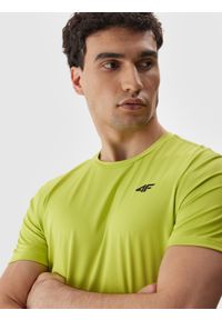 4f - Koszulka treningowa regular z materiałów z recyklingu męska. Kolor: zielony. Materiał: materiał. Długość rękawa: krótki rękaw. Długość: krótkie. Sport: fitness, bieganie #2