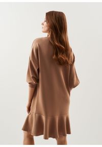 Ochnik - Prosta sukienka z falbaną na dole. Kolor: brązowy. Materiał: tkanina, poliester, elastan. Wzór: aplikacja. Typ sukienki: proste #4