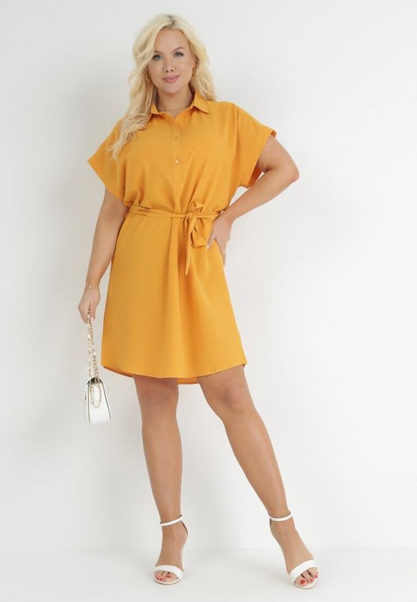 Born2be - Żółta Koszulowa Sukienka z Krótkim Rękawem i Wiązaniem w Pasie Mistie. Kolekcja: plus size. Kolor: żółty. Materiał: materiał. Długość rękawa: krótki rękaw. Wzór: gładki. Sezon: wiosna, lato. Typ sukienki: koszulowe. Długość: midi