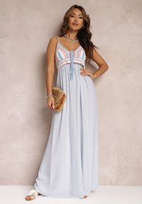 Renee - Jasnoniebieska Bawełniana Sukienka Maxi z Szydełkową Górą i Gumkami na Plecach Jennesia. Kolor: niebieski. Materiał: bawełna. Długość rękawa: na ramiączkach. Sezon: lato, wiosna. Długość: maxi