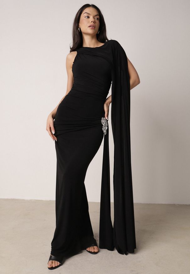 Born2be - Czarna Koktajlowa Sukienka Zdobiona Wszytym Szalem i Elegancką Broszką Cezarie. Okazja: na imprezę. Kolor: czarny. Wzór: aplikacja. Styl: elegancki, wizytowy