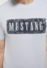 Mustang - MUSTANG ALEX C PRINT MĘSKI T-SHIRT KOSZULKA LOGO NADRUK GRAY DAWN 1013520 4017. Wzór: nadruk #6