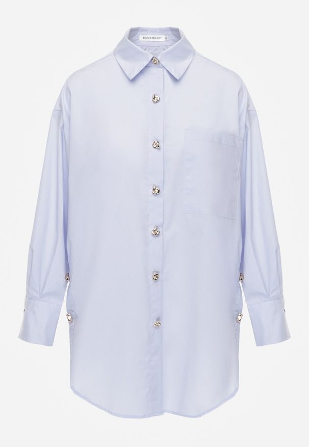 Born2be - Niebieska Bawełniana Koszula Oversize z Biżuteryjnymi Guzikami Adrearina. Okazja: na co dzień. Typ kołnierza: kołnierzyk klasyczny. Kolor: niebieski. Materiał: bawełna. Długość: długie. Wzór: gładki. Styl: casual, klasyczny