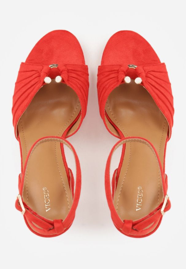 Born2be - Czerwone Sandały na Szpilce VICES z Marszczeniem i Metaliczną Aplikacją Nemenoe. Okazja: na co dzień, na wesele, na ślub cywilny. Zapięcie: pasek. Kolor: czerwony. Wzór: aplikacja. Obcas: na szpilce. Styl: elegancki, klasyczny, casual