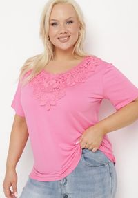 Born2be - Różowy Klasyczny T-shirt z Koronką przy Dekolcie Fioma. Okazja: na spotkanie biznesowe. Kolor: różowy. Materiał: koronka. Wzór: koronka. Styl: klasyczny