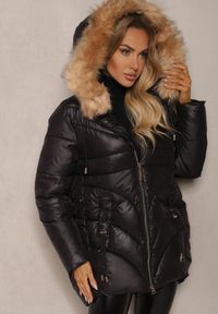 Renee - Czarna Trapezowa Kurtka z Pikowanymi Przeszyciami i Kapturem z Odpinanym Futrem Deoiala. Okazja: na co dzień. Kolor: czarny. Materiał: futro. Długość rękawa: długi rękaw. Długość: długie. Styl: elegancki, casual, wizytowy #1