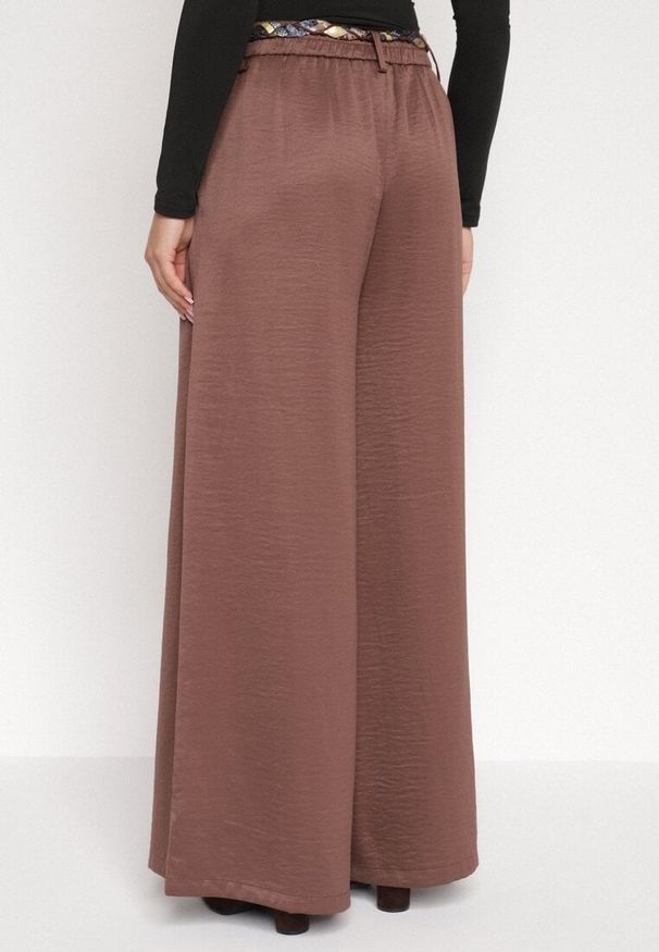 Born2be - Brązowe Spodnie o Szerokim Kroju Ozdobione Paskiem Tusrina. Okazja: na co dzień. Kolor: brązowy. Materiał: jeans. Wzór: aplikacja. Styl: elegancki, klasyczny, casual