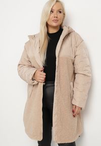 Born2be - Beżowa Kurtka Pikowana z Futerkiem Typu Baranek Kapturem i Imitacją Kieszeni Ilanoria. Okazja: na spacer. Kolekcja: plus size. Kolor: beżowy. Materiał: futro. Długość rękawa: długi rękaw. Długość: długie. Styl: elegancki #7