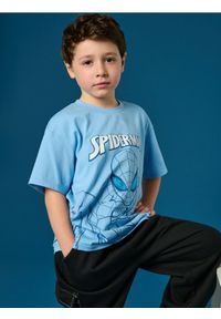 Sinsay - Koszulka Spider-Man - niebieski. Kolor: niebieski. Materiał: bawełna. Długość rękawa: krótki rękaw. Długość: krótkie. Wzór: nadruk, motyw z bajki #1