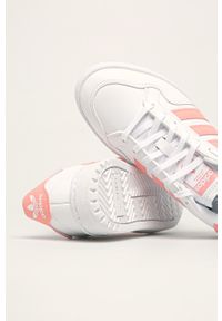 adidas Originals - Buty dziecięce Team Court J. Nosek buta: okrągły. Zapięcie: sznurówki. Kolor: biały. Materiał: guma