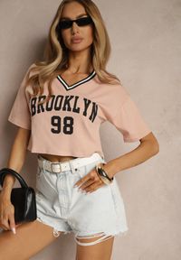 Renee - Ciemnoróżowy T-shirt z Bawełny Ozdobiony Napisem Lireline. Okazja: na co dzień. Kolor: różowy. Materiał: bawełna. Wzór: aplikacja, napisy. Styl: klasyczny, casual, elegancki
