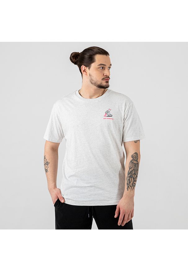 Koszulka New Balance MT13934SAH - szara. Okazja: na co dzień. Kolor: szary. Materiał: bawełna, materiał. Wzór: nadruk, kolorowy. Styl: sportowy, casual
