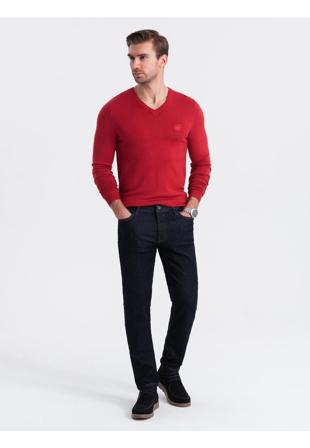 Ombre Clothing - Męski elegancki sweter V-neck BASIC z wiskozą – czerwony V20 OM-SWBS-0107 - XXL. Okazja: na co dzień, do pracy. Typ kołnierza: dekolt w serek. Kolor: czerwony. Materiał: wiskoza. Wzór: haft. Styl: elegancki
