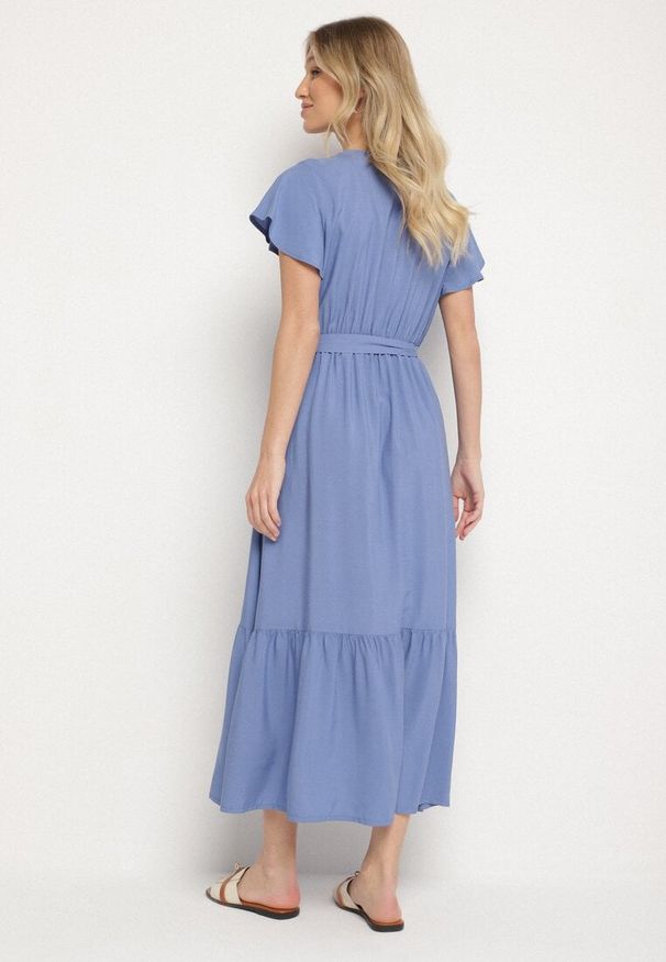 Born2be - Niebieska Wiskozowa Sukienka z Kopertowym Dekoltem z Paskiem Savorlisse. Okazja: na co dzień. Kolor: niebieski. Materiał: wiskoza. Wzór: aplikacja. Typ sukienki: kopertowe. Styl: klasyczny, casual