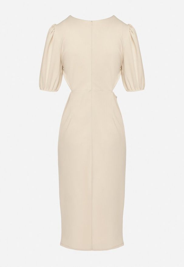 Born2be - Beżowa Sukienka o Dopasowanym Kroju z Marszczeniem i Wycięciem w Talii Desannia. Okazja: na co dzień. Kolor: beżowy. Długość rękawa: krótki rękaw. Typ sukienki: dopasowane. Styl: casual, klasyczny