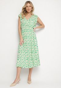 Born2be - Zielona Bawełniana Sukienka w Kwiatki o Rozkloszowanym Kroju z Gumką Alanilia. Okazja: na co dzień. Typ kołnierza: dekolt w kształcie V. Kolor: zielony. Wzór: kwiaty. Typ sukienki: rozkloszowane. Materiał: bawełna. Długość rękawa: krótki rękaw. Sezon: wiosna, lato. Styl: casual, elegancki #1
