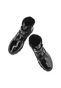 Czarne Botki Karino Damskie Modne Obuwie Jesienne. Kolor: czarny. Materiał: skóra, lakier, jeans. Sezon: jesień. Styl: rockowy #7