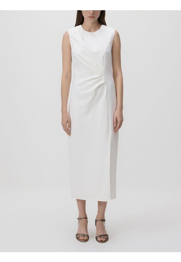 Reserved - Sukienka z marszczeniem - biały. Kolor: biały. Materiał: wiskoza, tkanina. Wzór: gładki