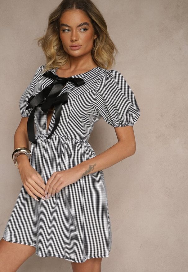 Renee - Czarna Retro Sukienka w Kratkę Vichy o Rozkloszowanym Kroju z Wiązaniem Temarea. Okazja: na co dzień. Kolor: czarny. Materiał: jeans. Wzór: kratka. Typ sukienki: rozkloszowane. Styl: retro