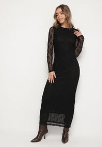 Born2be - Czarna Dopasowana Sukienka Koronkowa z Długim Rękawem Zenika. Kolor: czarny. Materiał: koronka. Długość rękawa: długi rękaw. Wzór: koronka. Sezon: zima, jesień, wiosna. Styl: elegancki #1