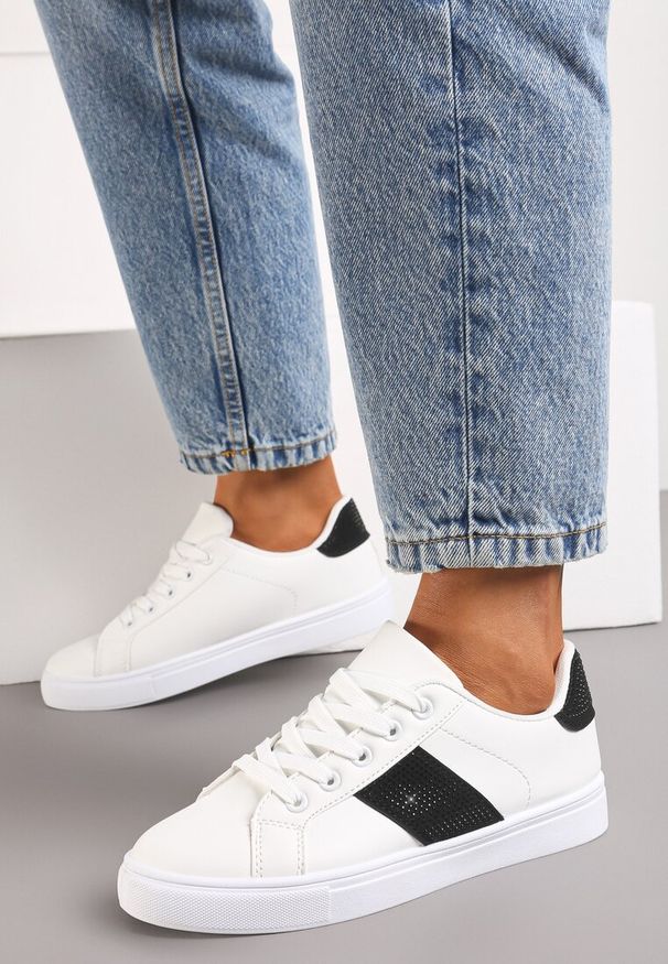 Born2be - Bialo-Czarne Sneakersy Ozdobione Cyrkoniami Perlara. Okazja: na co dzień. Nosek buta: okrągły. Zapięcie: sznurówki. Kolor: biały. Materiał: jeans, materiał. Wzór: aplikacja. Obcas: na obcasie. Wysokość obcasa: niski