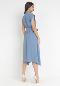 Born2be - Niebieska Midi Sukienka Zapinana na Guziki z Wiązanym Paskiem Alyssama. Kolor: niebieski. Materiał: materiał. Długość: midi
