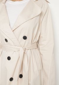 Born2be - Beżowy Płaszcz Dwurzędowy Typu Trencz z Wiązanym Paskiem Levita. Okazja: na co dzień. Kolor: beżowy. Materiał: materiał. Wzór: aplikacja. Styl: casual, klasyczny #6