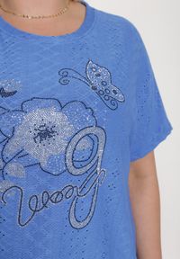 Born2be - Niebieski Ażurowy T-shirt z Bawełną Ozdobiony Cyrkoniami Deviana. Kolor: niebieski. Materiał: bawełna. Wzór: ażurowy, aplikacja. Sezon: lato #2