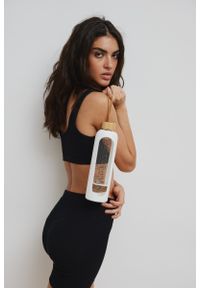 Marsala - Szklana butelka na wodę w kolorze WHITE - DROP. Wzór: nadruk. Styl: elegancki